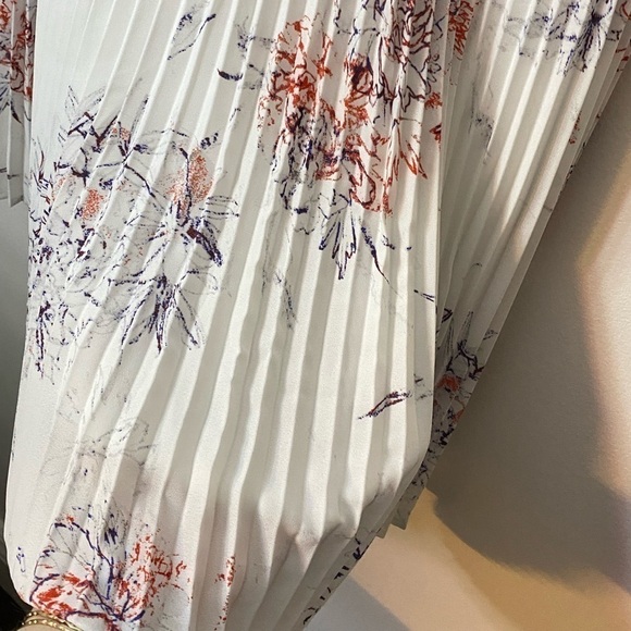 Aritiza Babaton - Jude Pleated Floral Midi Skirt - Picture 2 of 5